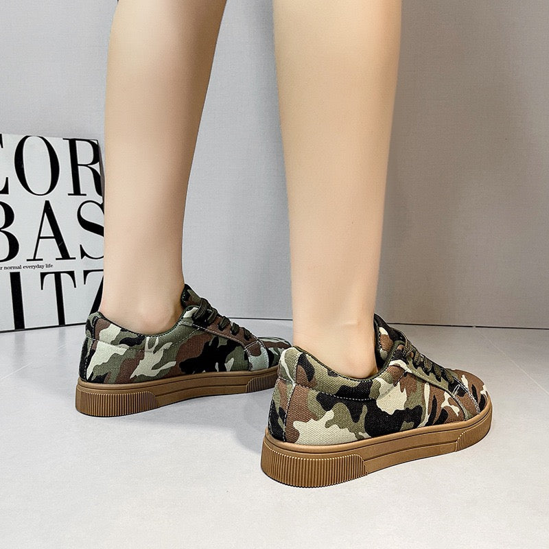 R1388 Four Leaf Clover Camouflage Print Lace-up Flat Shoes