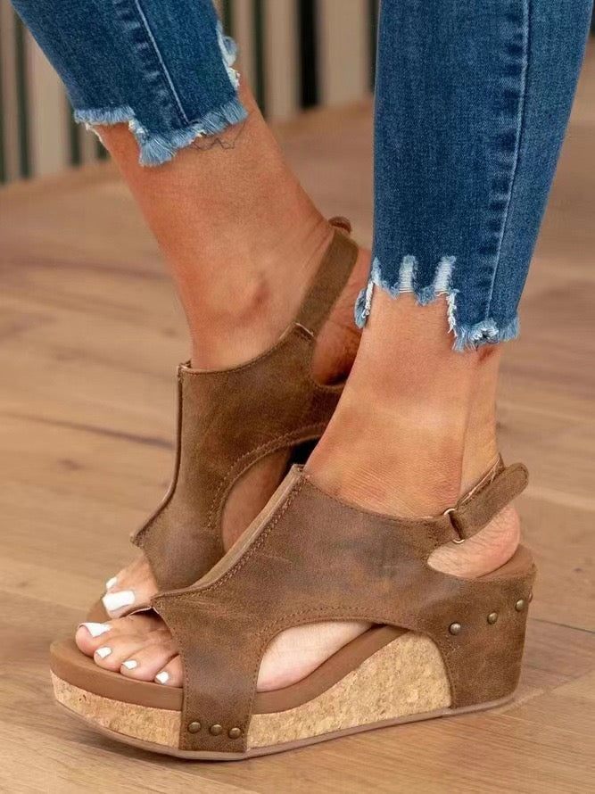 R1369 PU Leather Quilted Texture Studded Platform Sandals